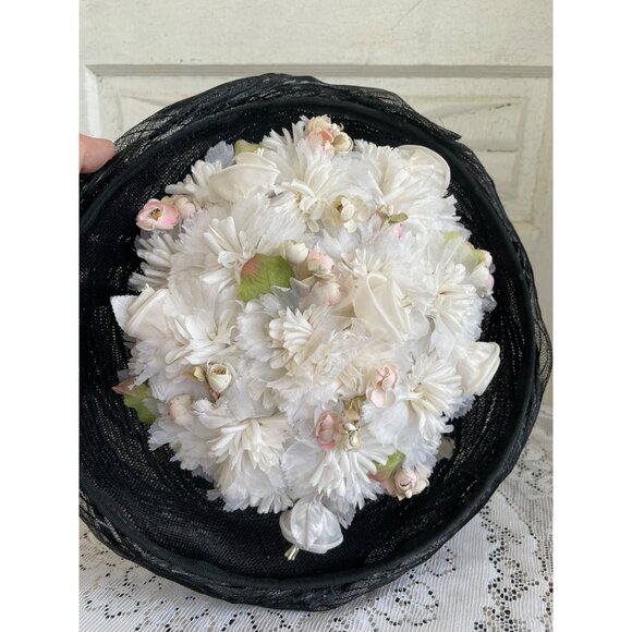 Vintage 1950s Black Woven Bumber Hat With White Millinery Flowers - Picture 4 of 15